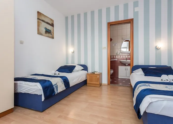 Izi 3 U Kornicu Na Otoku Krku-plavi Kornić