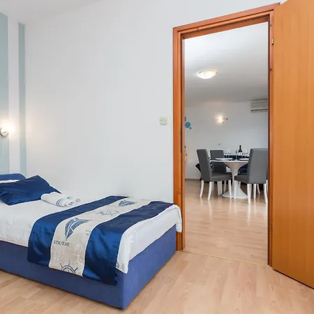 Izi 3 U Kornicu Na Otoku Krku-plavi *