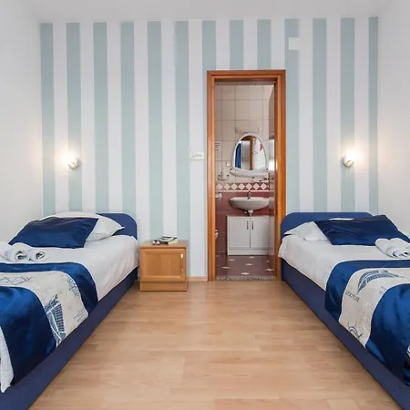 Izi 3 U Kornicu Na Otoku Krku-plavi