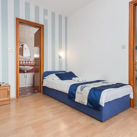 Izi 3 U Kornicu Na Otoku Krku-plavi 아파트