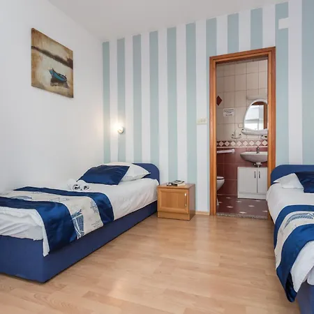 Izi 3 U Kornicu Na Otoku Krku-plavi Kornić