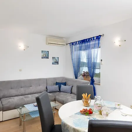 Izi Blue U Kornicu Na Otoku Krku Kornić