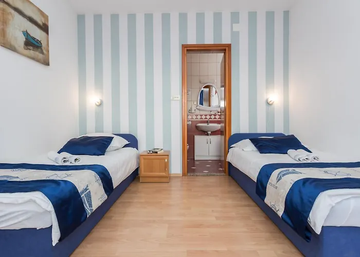 Izi 3 U Kornicu Na Otoku Krku-plavi