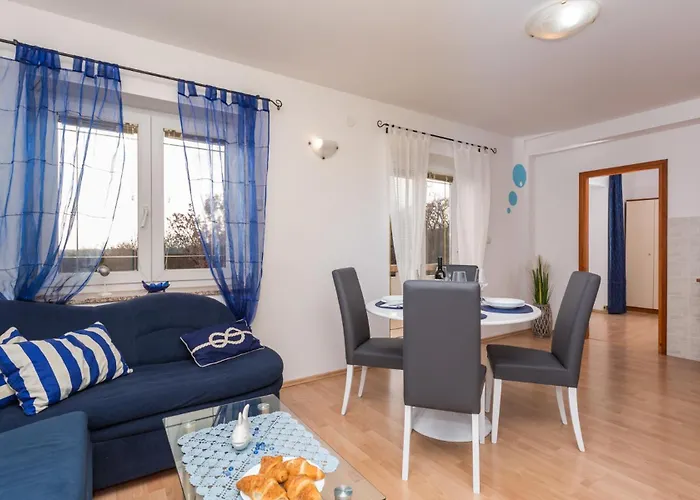 Izi 3 U Kornicu Na Otoku Krku-plavi Apartman